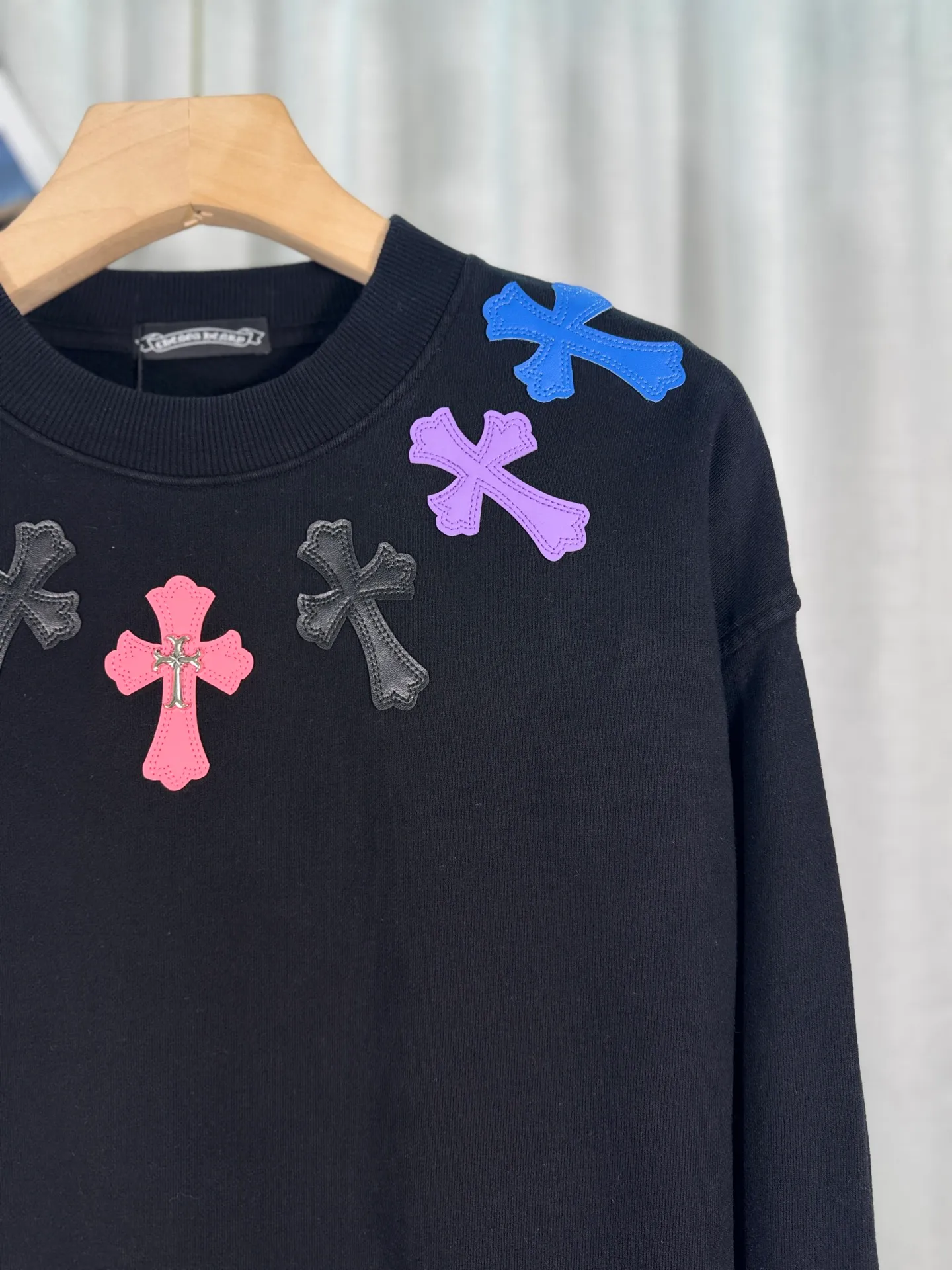 P260 top version, real shot without P, ​​different from market currency) 𝗖𝗵𝗿𝗼𝗺𝗲 𝗛𝗲𝗮𝗿𝘁𝘀/Cro Heart 2025 washed patch embroidery autumn and winter new original single counter American laser burnt 3D three-dimensional color embroidered couple casual sweatshirt 👑The highest version! Customized fabric 420g tripe terry fabric! American acid-washed and distressed original fabric laser burnt ✟appliqué embroidery and exquisite embroidery of letters! The best-selling model in the counter, very comfortable to wear. Accessories: original molded and authenticated collar label➕100% silk wash label. Genuine purchase-grade original hangtag➕matching hanging rope➕3D hanging beads➕original packaging bag. Craftsmanship: The original version has consistent wiring! The highest version of the armhole matching technique! Color: White Black Size: S M L XL Style No.: 9313